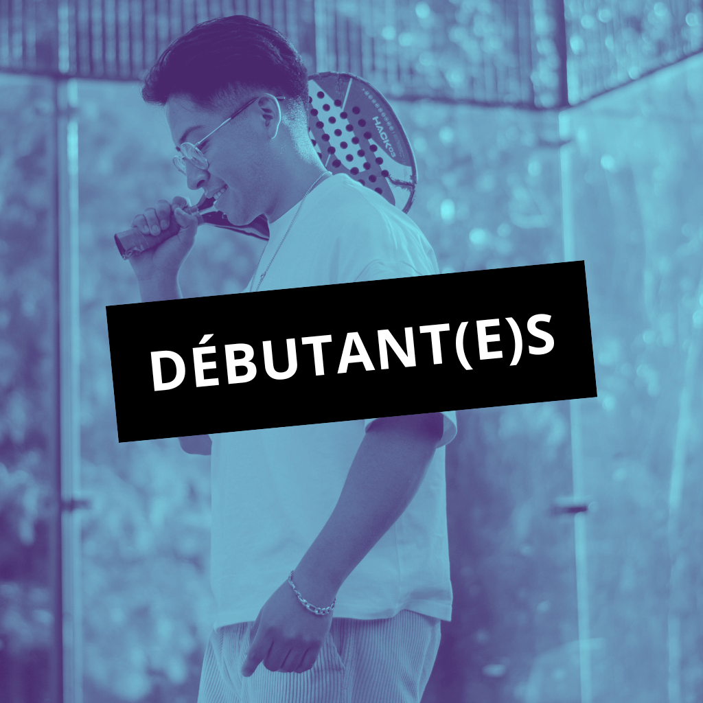 Un joueur débutant le padel dans une ambiance conviviale à Toulon